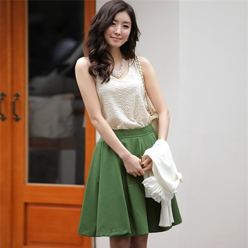 Trông gợi tình hơn. Cánh mày râu sẽ hứng thú hơn nhiều khi chỉ cần mở hai cúc áo trên là có thể tự do khám phá “vườn đào”. Điều này chắc chắn sẽ có lợi thế hơn khi người đàn ông phải hì hục cởi bỏ từng chiếc cúc áo mới tìm thấy điều mình ham muốn.