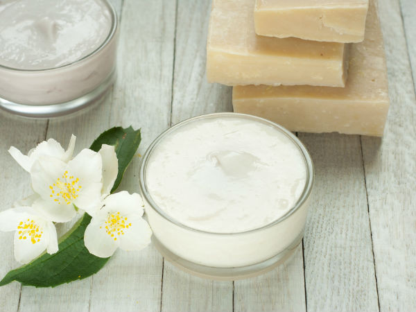 Kem dưỡng ẩm tự nhiên. Hòa tan 1 phần sáp ong vào nước đun sôi, khi sáp ong đã tan chảy hết đổ vào máy xay sinh tố, xay nhuyễn. Đợi hỗn hợp này nguội cho thêm gel lô hội, vitamin và một số loại tinh dầu, như vậy bạn đã có một lọ kem dưỡng ẩm handmade.