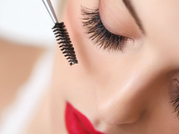 Mascara tự nhiên. Trộn đều gel lô hội, thêm một vài giọt vitamin E và 1 phần thìa bột trà đen và lưu trữ chúng trong một ống mascara cũ để dùng dần.