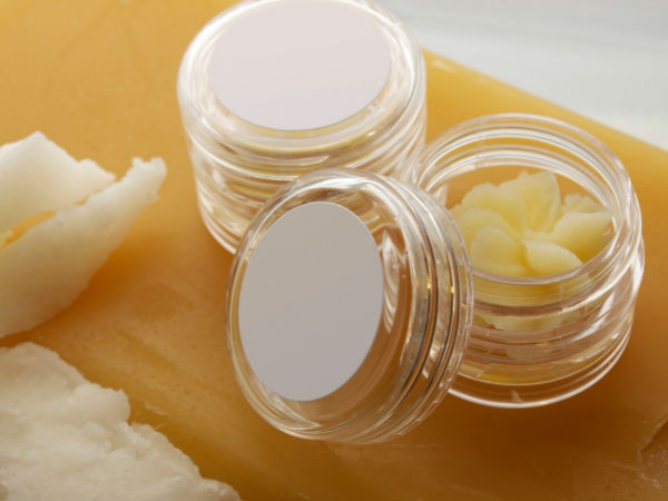 Son dưỡng môi handmade. Trộn đều hỗn hợp sáp bơ với mật ong, thêm tinh dầu hạnh nhân, tinh dầu oliu cùng một chút socola trắng để tạo độ ngọt và mịn cho son dưỡng. Nếu muốn thêm màu sắc cho đôi môi, bạn có thể cho thêm nước ép củ cải đường.