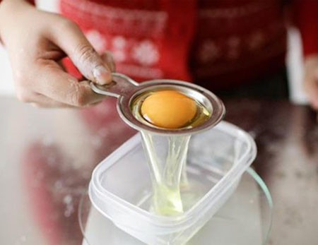 Mặt nạ lòng trắng trứng - chanh. Bạn lấy lòng trắng trứng gà và vắt vào đó mấy giọt nước chanh, sau đó xoa lên mặt để trong 15 phút sẽ thấy da mặt trắng rõ rệt sau một thời gian ngắn.