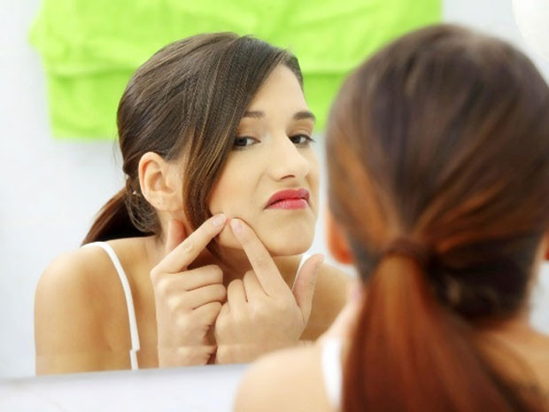 Hạn chế soi gương và nặn mụn để trị mụn trên mặt mùa đông. Hạn chế tối đa việc soi gương và nặn hoặc gắp cồi bởi vì càng cố gắng lấy cồi thì cồi mới càng tạo nhanh và nhiều hơn.