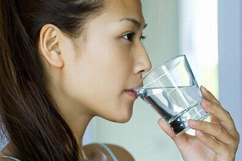 Nước. Trong những tuần đầu sau sinh, nếu uống ít nước, bà mẹ có thể bị choáng, mệt mỏi, chóng mặt và hay buồn ngủ. Bạn nên uống nhiều nước để cơ thể khỏe mạnh và tiết đủ lượng sữa cho bé bú. Tiến sĩ Rosenberg cũng khẳng định: Uống nhiều nước có lẽ là điều dễ dàng nhất hiệu quả nhất mà sản phụ nên làm để giúp cơ thể mình khỏe mạnh.