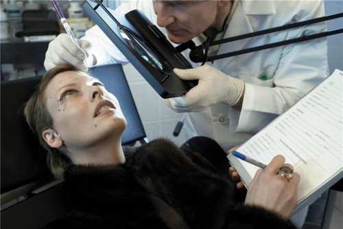 Để chống lại sự lão hóa, sự ra đời của các chất độn như botox đã mở đường cho các quảng cáo xóa nếp nhăn, chống lão hóa, làm căng da mặt...