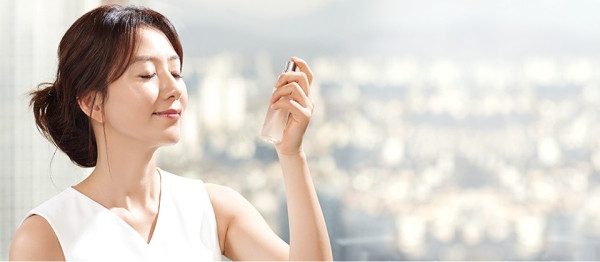 Xịt khoáng không chỉ làm dịu làn da, giúp làn da thêm khỏe mạnh mà nó còn là “trợ thủ” đắc lực giúp lớp trang điểm mượt và ổn định hơn. Ảnh: elle.