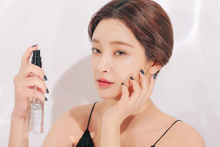 Đồng thời, bạn nên tránh xịt trực tiếp vào mặt mà nên xịt vào không khí, để da tiếp xúc với các hạt phun sương, thẩm thấu sâu vào da. Ảnh: blogspot.
