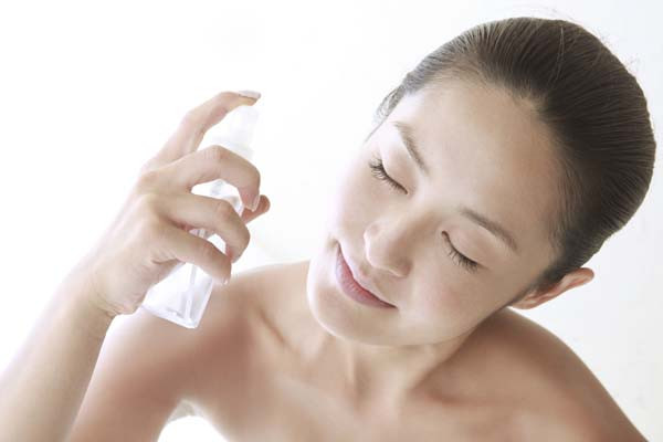 Bạn cũng nên sử dụng xịt khoáng sau khi tẩy trang để làm sạch bề mặt da cũng như cung cấp thêm độ ẩm cho da. Ảnh: maihan.