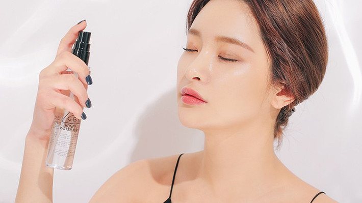 Xịt khoáng là một loại mỹ phẩm ở dạng lỏng, có chứa nhiều thành phần khoáng chất cần thiết có tác dụng tăng cường độ ẩm cho da, hạn chế những tác hại của hóa chất mỹ phẩm. Ảnh: tgdd.
