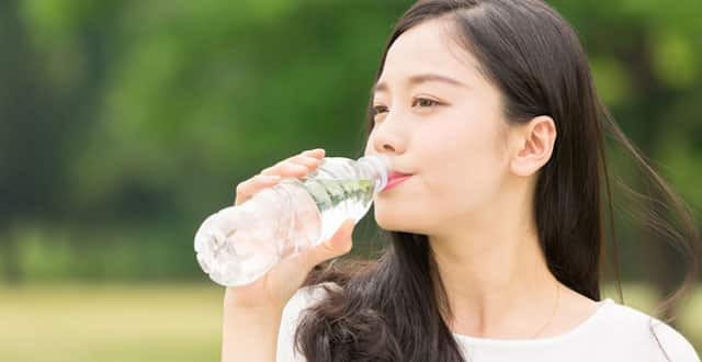 Khi không khí ô nhiễm, bạn cũng nên uống nhiều nước hơn. Việc làm này sẽ giúp dẫn lưu của mũi xoang tốt hơn, tránh ứ đọng bụi bẩn, vi khuẩn. Ảnh: trithucvn.