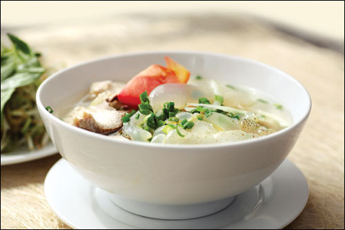 Để nồi nước dùng dậy mùi tất nhiên không thể thiếu các phụ liệu như thịt nạc cá thu, mắm ruốc, tiêu, tỏi, gừng, hành tây,…Ảnh: thucphamantoan.