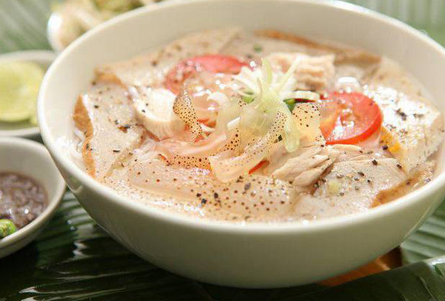 Trong khi đó, nước dùng của món bún sứa được nấu từ cá liệt - loại cá không có xương và rất ngọt. Ảnh: cooky.