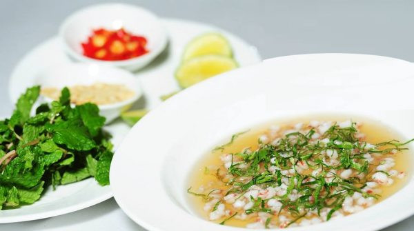 Món tiết canh tôm hùm đặc sản nổi tiếng của Vũng Tàu được chế biến từ loài tôm rồng kết hợp với các loại gia vị đặc biệt khác. Ảnh: mxbank.