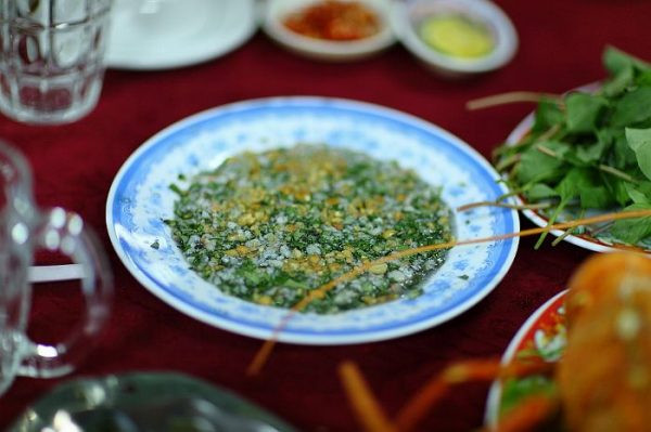 Tôm rồng để làm tiết canh phải chọn con to gần 1kg trở lên và phải thật tươi. Ảnh: dacsanvina.