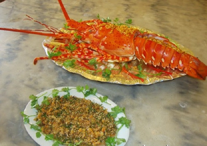 Món tiết canh tôm hùm thường được dùng chung với bánh tráng, rau diếp cá, chuối chát và khế chua thái lát. Ảnh: dulichvietnam.