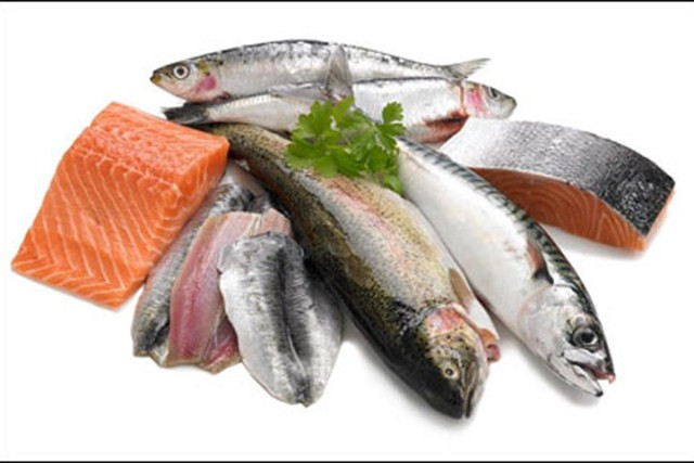 Các loại cá giàu omega-3 như cá thu, cá ngừ, cá basa,...cũng là thực phẩm giúp bạn tăng kích thước vòng 3 một cách nhanh chóng. Ảnh: bekhoemedep.