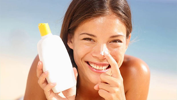 Khi sử dụng kem chống nắng, bạn nên tránh thoa vào niêm mạc vì nó có thể gây kích ứng. Ảnh: beautyvietnam.