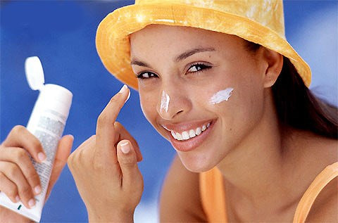 Khi lựa chọn kem chống nắng, bạn nên chọn mua loại kem chống nắng vừa có chỉ SPF để chống lại tia UVB và PA để có thể bảo vệ trước tia UVA. Ảnh: baonghean.