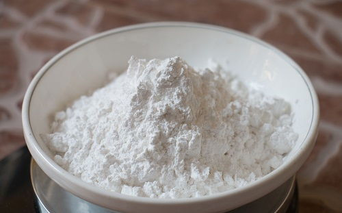 Một trong những công thức đơn giản để dưỡng trắng da ngay tại nhà đó chính là trộn bột gạo với sữa tươi không đường. Ảnh: sanhangtot.