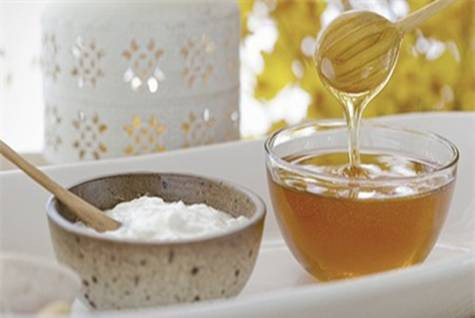 Sau đó, bạn rửa lại với nước ấm và rửa tiếp lại một lần nữa với nước lạnh để se khít lỗ chân lông. Với cách này, bạn nên thực hiện 1 - 2 lần/tuần để đạt kết quả tốt nhất. Ảnh: nhipsongphunu.