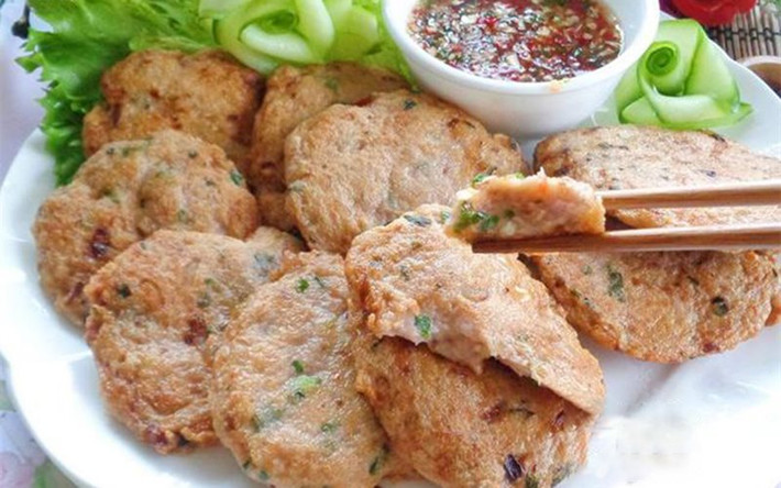 Chả cá thác lác cũng rất được nhiều người yêu thích. Ảnh: cooky.
