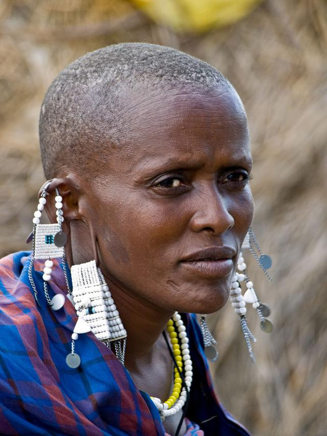 Maasai là một nhóm dân tộc thuộc chủng tộc Nilotic bán du mục sinh sống ở Kenya và phía bắc Tanzania. Kéo lỗ tai càng dài càng đẹp được cho là nét quyến rũ của phụ nữ ở đây. Ảnh: headlines.