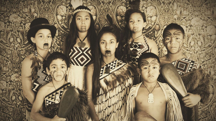 Phụ nữ thổ dân Maori ở New Zealand thường làm đẹp bằng những hình xăm màu xanh sẫm còn được gọi là moko. Họ không chỉ xăm cánh tay, mắt cá chân mà còn xăm lưng và cằm. Ảnh: cnn.
