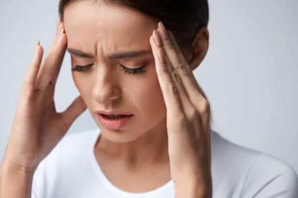 Sống trong một ngôi nhà nhiều vi khuẩn và ít oxy còn khiến bạn khó thở, đầu óc của luôn căng thẳng, khó chịu, nhức đầu. Ảnh: nhathuochoaan.