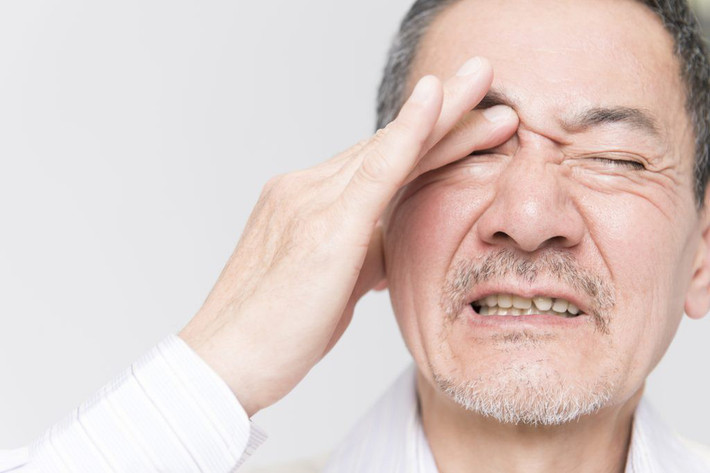 Việc tiếp xúc với nấm mốc trong nhà còn có thể gây kích ứng mắt, phổi, mũi, da và cổ họng. Ảnh: mediacdn.