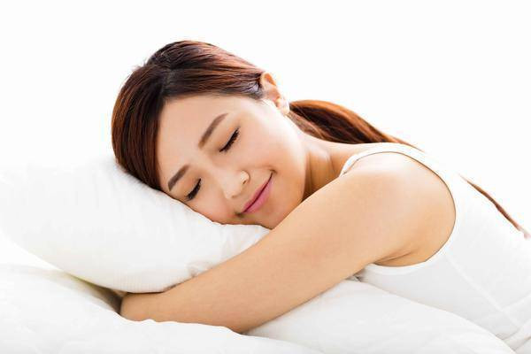 Ngoài mẹo mang tất khi ngủ, chuyên gia khuyên người thường xuyên mất ngủ có thể tham khảo cách ngâm chân nước ấm, uống sữa ấm, ăn chuối, đọc sách hoặc nghe nhạc nhẹ nhàng trước khi ngủ. Sau khi áp dụng những cách này song không hiệu quả, bạn nên tham khảo ý kiến bác sĩ, không nên tự ý sử dụng thuốc. (Ảnh: Aboluowang)