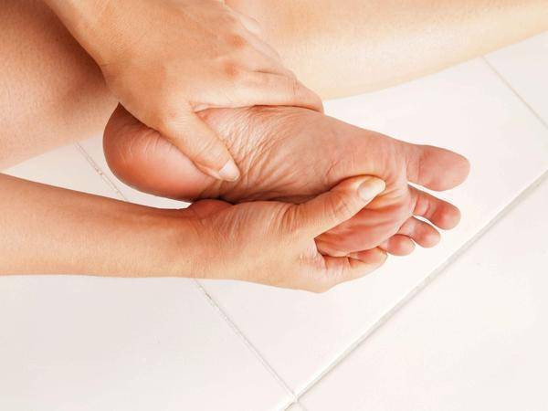 Người bị nấm da chân không nên đi tất khi ngủ. Nhiều người nghĩ đi tất góp phần ngăn nấm ở chân tiếp xúc với chăn bông. Thực tế điều này không đúng. Mang tất thời gian dài khiến nấm có điều kiện thuận lợi phát triển ở bàn chân, khiến tình trạng nhiễm nấm nghiêm trọng hơn. Trường hợp nặng có thể gây ngứa và nổi mụn nước. (Ảnh: Aboluowang)