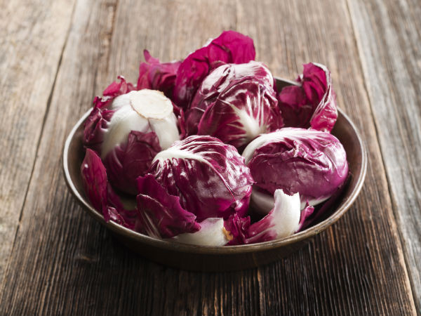 Thứ hai, anthocyanins nhanh chóng bị hòa tan trong nước khi chần, hấp hoặc xào. Ước tính, xào bắp cải tím trong 3 phút sẽ khiến lượng anthocyanins hao hụt tới 56,96%. Ảnh: Boldsky.