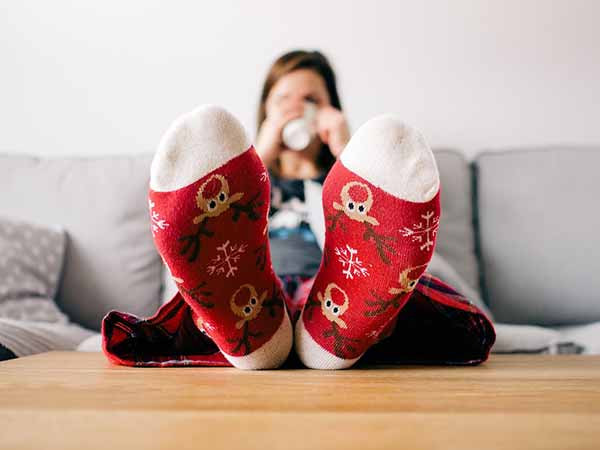 Ngoài tác dụng trên, mang tất khi ngủ còn góp phần ngăn ngừa chân bị khô và nứt nẻ. Lớp vải mềm của tất giúp tránh tình trạng gót chân cọ xát với ga trải giường, chăn; tránh tình trạng da chân khô, rạn nứt. Ảnh: Boldsky.