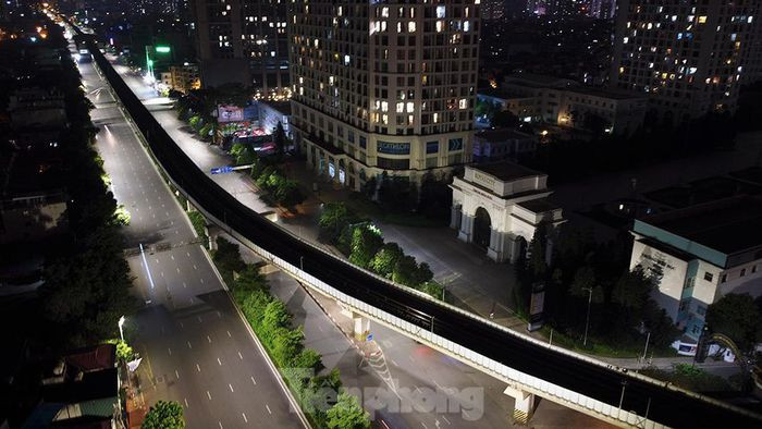 Chỉ những điểm bán thực phẩm thiết yếu còn sáng đèn. Hàng loạt các cửa hàng đóng cửa, tuân thủ yêu cầu giãn cách xã hội.