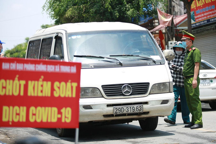 Hà Nội: Từ 6h ngày 14/7, Hà Nội lập 22 chốt kiểm soát dịch COVID-19 tại các cửa ngõ ra vào thủ đô. Mọi công dân muốn vào Hà Nội phải kê khai y tế, đo thân nhiệt để lực lượng y tế tập hợp danh sách gửi về các phường. Người vào tỉnh phải có giấy xét nghiệm âm tính giá trị trong 3 ngày, nếu không sẽ phải phải quay trở lại.