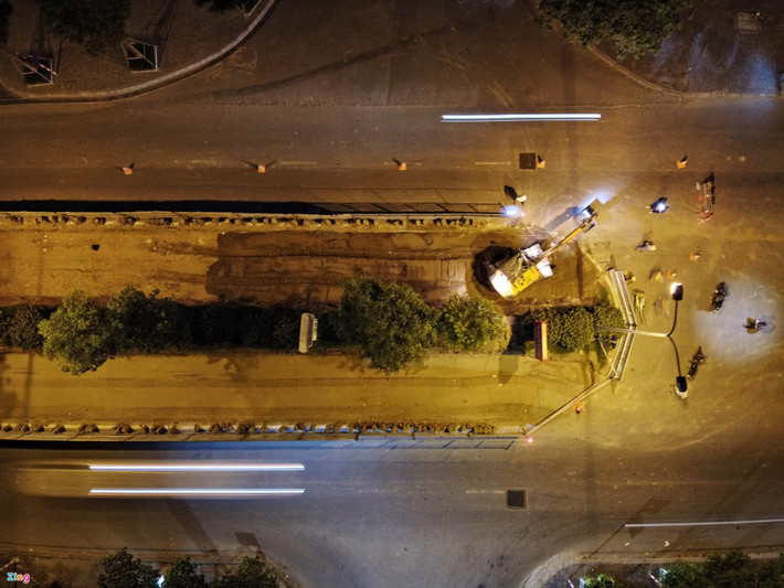 Đường Tôn Thất Thuyết nhìn từ nút giao Trần Thái Tông với hàng loạt tòa nhà văn phòng, trụ sở cơ quan. Sau khi hoàn thành, tuyến đường này sẽ có 6 làn xe, đảm bảo xe cộ lưu thông từ vành đai 3 vào các khu dân cư tại quận Cầu Giấy.