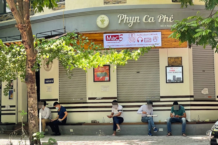 Không có chỗ để ngồi ăn uống, nhiều người đã mua đồ và ăn ngay tại vỉa hè bên cạnh quán.
