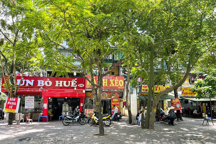 Không có chỗ để ngồi ăn uống, nhiều người đã mua đồ và ăn ngay tại vỉa hè bên cạnh quán.