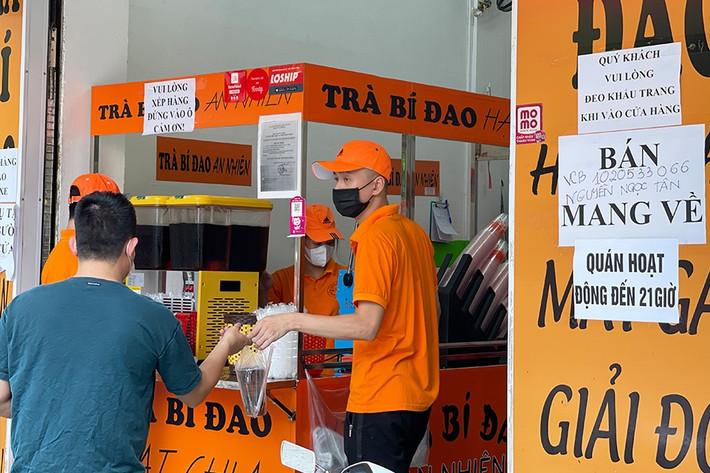 Tại một cửa hàng bánh mì trên phố Tô Hiệu, shipper xếp hàng dài để nhận đồ.