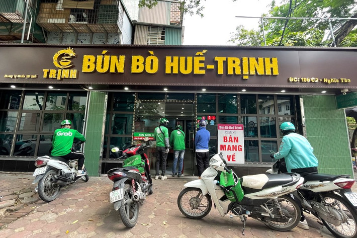 Các cửa hàng đều treo biển “bán mang về". Một số cửa hàng thậm chí ghi số tài khoản và bảng thông báo để hạn chế nhận tiền mặt của khác hàng trong thời điểm dịch bệnh.