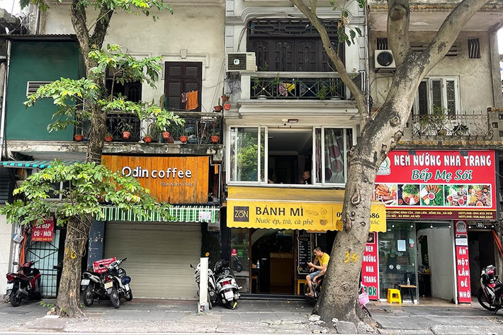 Dịch bệnh diễn biến phức tạp, một số quán cà phê, quán ăn đã quyết định tạm đóng cửa để phòng chống dịch bệnh.