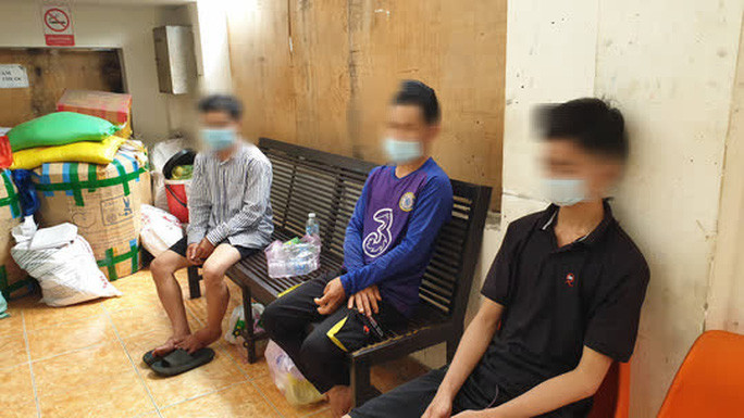 Gia đình bán hàng rong ở TP HCM lăng mạ, đánh cán bộ: Ngày 6/7, Ông Lê Văn Vũ (SN 1979) và em ruột là Lê Văn Ca (SN 1980, quê Hậu Giang, tạm trú quận Bình Tân) cùng 2 con của ông Vũ đã cố tình bán hàng rong không thực hiện nghiêm Chỉ thị 16 và có hành vi chống đối, lăng mạ, đánh đập lực lượng chức năng. Hiện vụ việc đang được CA quận Tân Bình (T PHồ Chí Minh) xử lý theo quy định.