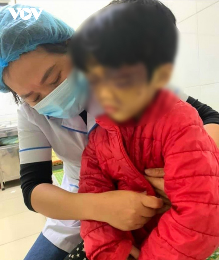 Mẹ đẻ đánh đập con 6 tuổi: Ngày 5/4/2021, Viện KSND huyện Cẩm Giàng, Hải Dương đã khởi tố bị can Vũ Thị Thủy (SN 1996, ở huyện Cẩm Giàng) về tội “Cố ý gây thương tích”. Theo điều tra, Thủy đã nhiều lần dùng tay đấm vào vùng mắt, dùng gậy tre đánh vào người con đẻ là cháu V.N.P.C. (SN2015) rồi nhốt vào nhà vệ sinh.