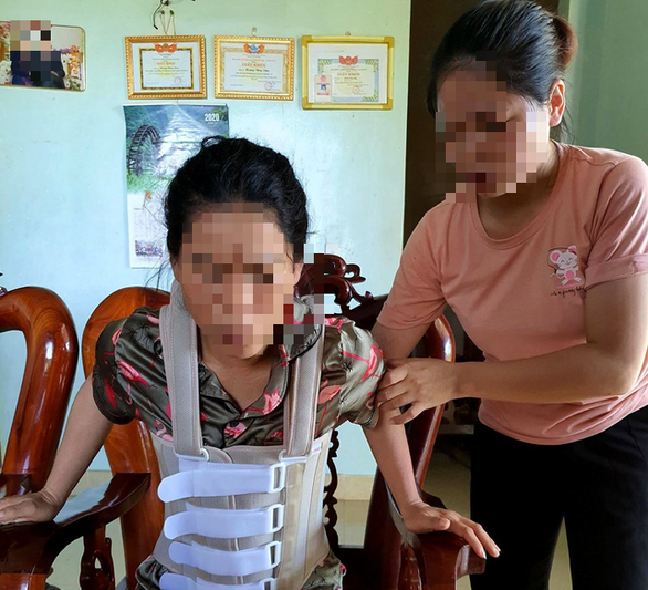 Suốt 11 năm chung sống, chị H.N.A, 34 tuổi,trú ở xã Tây Trạch, huyện Bố Trạch Suốt bị chồng đánh đập triền miên bất kể lý do, trong đó lý do chủ yếu là vì không có con. Lần gần đây nhất, chị bị đánh chấn thương cột sống hiện vẫn ngồi một chỗ.