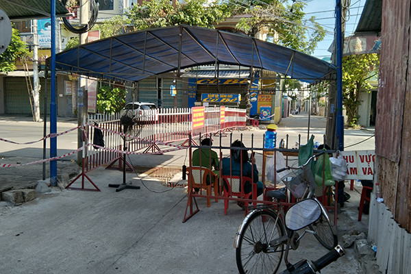 TP Tuy Hòa (Phú Yên): Sáng 14/7, ông Cao Đình Huy, Chủ tịch UBND TP Tuy Hòa (Phú Yên) ký công văn hỏa tốc về việc áp dụng các biện pháp khẩn cấp phòng, chống dịch COVID-19. Theo đó, từ 0h ngày 15/7, TP Tuy Hòa thực hiện giãn cách xã hội trong vòng 14 ngày.