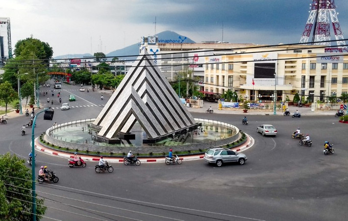 Tây Ninh: Từ 0h ngày 15/7 toàn tỉnh Tây Ninh áp dụng giãn cách xã hội theo Chỉ thị 16 toàn huyện Dương Minh Châu, thị xã Trảng Bàng; 5 xã, thị trấn thuộc huyện Bến Cầu là: thị trấn Bến Cầu, xã Lợi Thuận, An Thạnh, Tiên Thuận, Long Thuận. Đối với các huyện, thị còn lại và TP Tây Ninh, thực hiện giãn cách theo Chỉ thị số 15/CT-TTg của Thủ tướng Chính phủ.