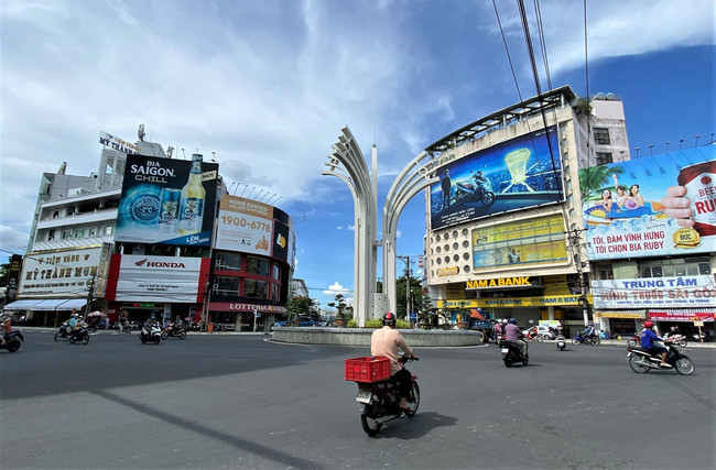 An Giang: Ngày 14/7, ông Nguyễn Thanh Bình - Chủ tịch UBND tỉnh An Giang - đã ký công văn 694 về việc thực hiện giãn cách xã hội theo chỉ thị 16 đối với 9 huyện, thị, thành phố toàn tỉnh trong vòng 10 ngày kể từ 0h ngày 15/7 đến hết ngày 25/7.