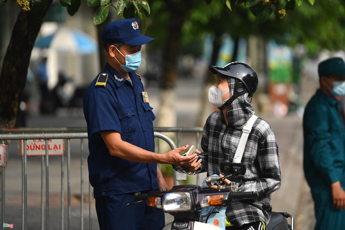 Một vài trường hợp không mang giấy tờ đã dùng biện pháp gọi điện xin xác nhận của cơ quan chủ quản.