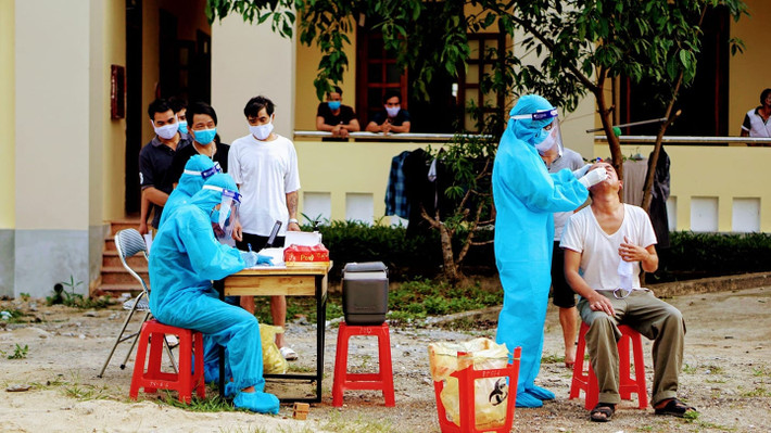 Đi thăm vợ, trở thành F1 lây thêm 3 ca bệnh dương tính: Là F1 đang cách ly nhưng anh H.T.C (43 tuổi, tài xế xe buýt tuyến Đông Bắc) trú tại huyện Quỳnh Lưu, Nghệ An tự ý đi thăm vợ tại Bệnh viện Đa khoa Minh An. Ngày 19/7/2021, anh C dương tính và phát hiện thêm 3 ca dương tính liên quan. Lực lượng y tế Nghệ An lấy mẫu xét nghiệm cho người dân. (Ảnh: GĐPL)