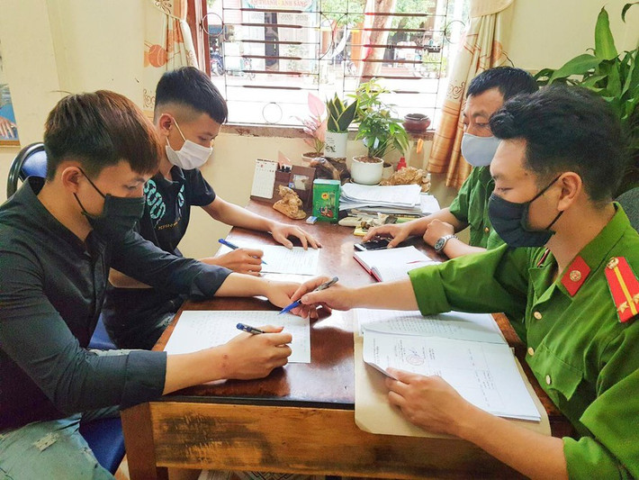 Trèo tường thăm bạn gái F1 đóng phạt hơn 11 triệu: Tối 26/5/2021, L.V.C (SN 2002) và L.V.T (SN 2004, cùng ở xã Púng Tra, Thuận Châu, Sơn La) vì có hành vi đột nhập trái phép vào khu cách ly để thăm bạn gái đang là F1. Công an Thị trấn Thuận Châu đã đề nghị xử phạt hành chính L.V.C số tiền 7,5 triệu đồng và L.V.T số tiền 3,75 triệu đồng (do chưa đủ 18 tuổi).