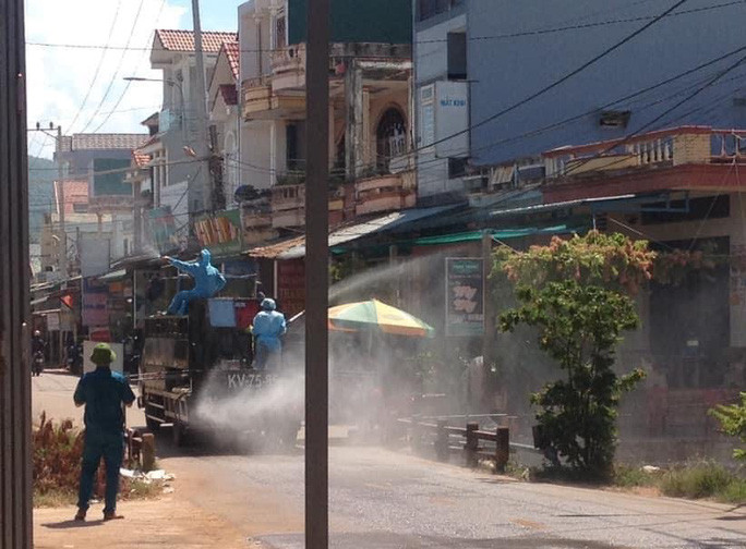Trốn cách ly đi thăm bạn gái: Trong thời gian cách ly y tế tại nhà, BN T.L.N (TX Hoài Nhơn, tỉnh Bình Định) vẫn thường xuyên đến nhà người khác ăn giỗ, thăm người yêu, tụ tập… làm lây lan dịch bệnh COVID-19 cho nhiều người. Ngày 8/7/2021, Công an thị xã Hoài Nhơn, tỉnh Bình Định đã ra quyết định xử phạt T.L.N số tiền 7,5 triệu đồng. (Phun khử khuẩn nơi ở của BN COVID-19)